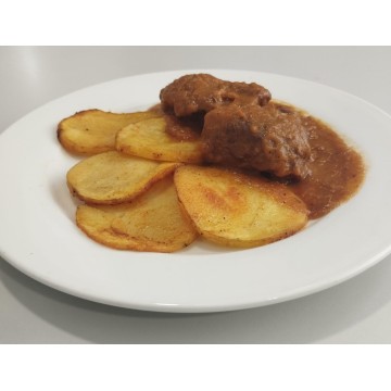 CARRILLERAS AL VINO TINTO CON GUARNICIÓN DE PATATAS ASADAS